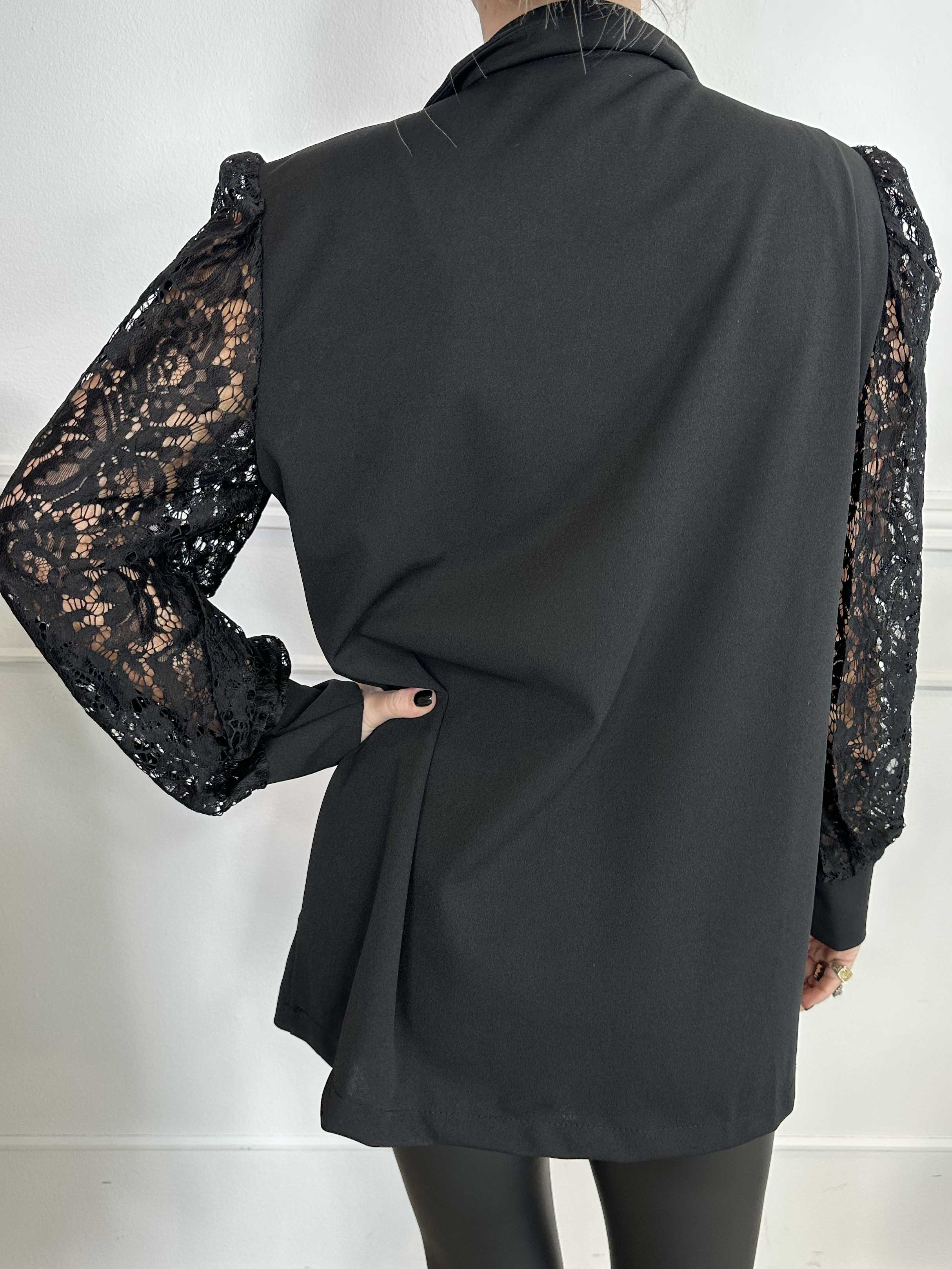 Kata Lace - Oversized blazer med blondeærmer